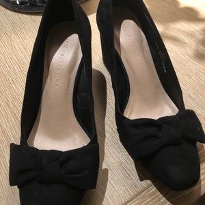 Black, suede court / pump block heel with bow.
